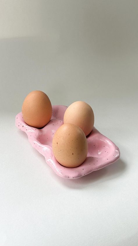 Now this, is egg-cellent 🥚🍳😍 #airdryclay #diycrafts #diyhomedecor #giftideas | Instagram Egg Carton Clay, Patreon Ideas, Mini Ceramics, Ceramic Egg Tray, Thanksgiving Candle, Décoration Diy, Pottery Tableware, Air Clay, Pottery Kit