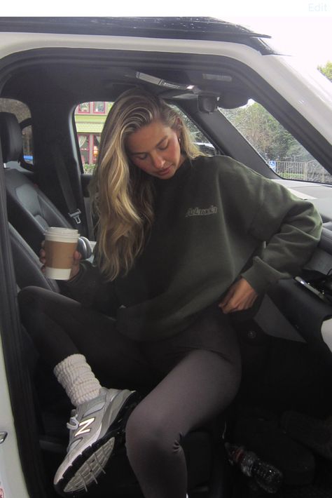 Leggings And Oversized Sweatshirt, Oversized Sweatshirt Outfit Leggings, Crewneck Outfit Winter, Oversize Sweatshirt Outfit, Outfit Inspo New Balance, Hoodie Leggings Outfit, Sweatshirt Leggings Outfit, Leggings And High Socks, Oversized Crewneck Outfit