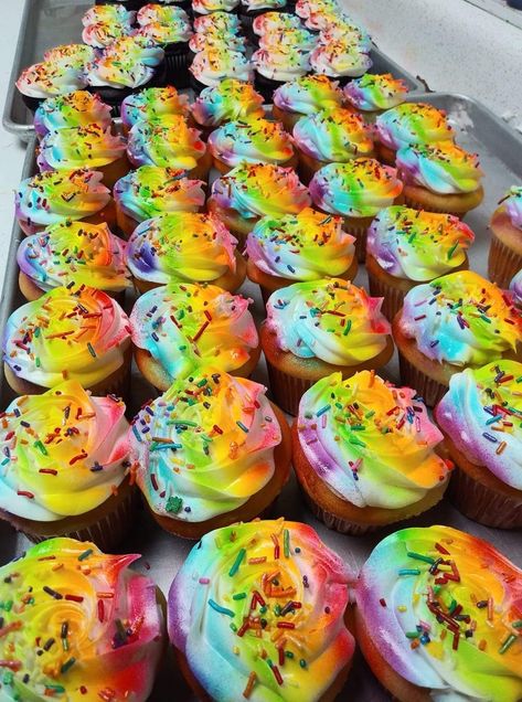 Airbrush Cupcakes Ideas, Cupcakes Ideas, Cupcake Art, Cupcake Ideas, Bath And Body Care, Wedding Cupcakes, Baking Ideas, The Kids, Body Care