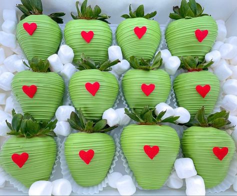 Christmas Covered Strawberries, Xmas Cakes, Grinch Cake, Christmas Strawberry, Chocolate Covered Desserts, Chocolate Covered Strawberry Recipe, Christmas Sweet Treats, Chocolate Covered Strawberries Bouquet, Grinch Christmas Party