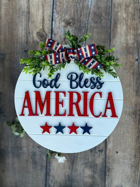 Rustic Door Decor, Patriotic Door Hanger, Welcome Signs Front Door, Summer Decorations, 4th July Crafts, Welcome Door Signs, Door Signs Diy, Door Porch, Front Door Porch