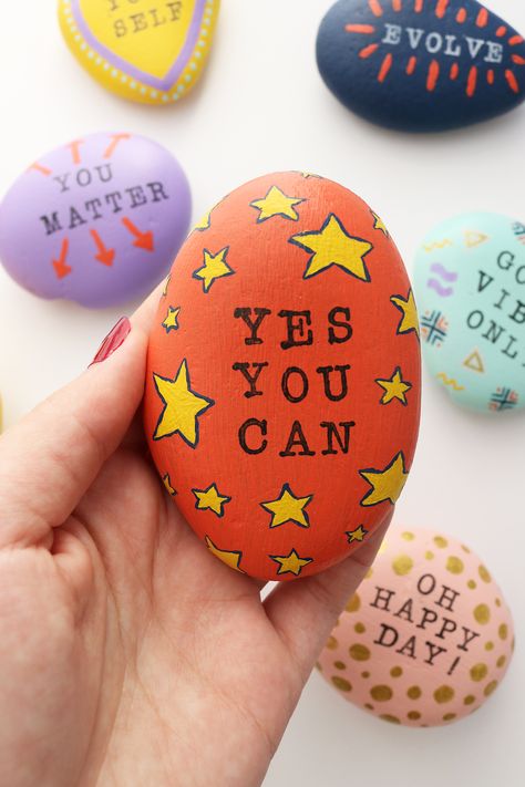 Inspirational Rocks Words, Motivational Painted Rocks, Positive Painted Rocks, Happy Rocks Painted Stones, Fun Painted Rocks, Rock Painting Words, Rock Painting Quotes, Rock Painting Party, Painted Rocks Diy Easy