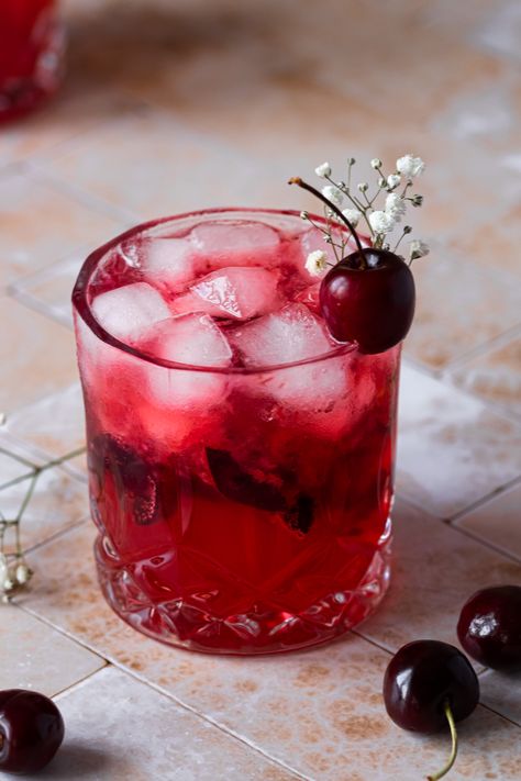 Delicious Cherry Gin Cocktail: a refreshing and flavorful summer drink - Alida's Food Gin Cherry Cocktail, Strawberry Gin, Tanqueray Gin, Gin Sour, Batch Cocktails, Cherry Cocktail, Gin Cocktail Recipes, Gin Cocktail, Sour Cocktail