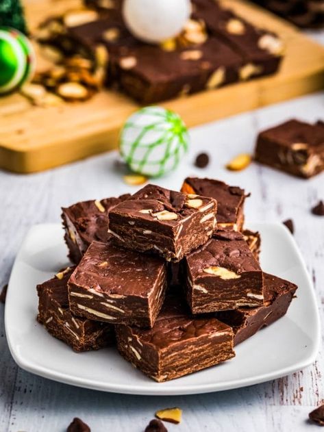 Almond Fudge Recipe, Easy Food Gifts, Almond Fudge, Homemade Hot Fudge, Easy Chocolate Fudge, 4 Ingredient Recipes, Homemade Food Gifts, Fudge Recipes Easy, Homemade Fudge