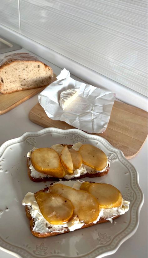 Bruschetta with camembert and caramelized pear. Fast and very tasty dish 🫰🏻 Breakfast Bruschetta, Caramelized Pear, Aesthetic Breakfast, Tasty Dishes, Camembert Cheese, Caramel, Pear, Cheese