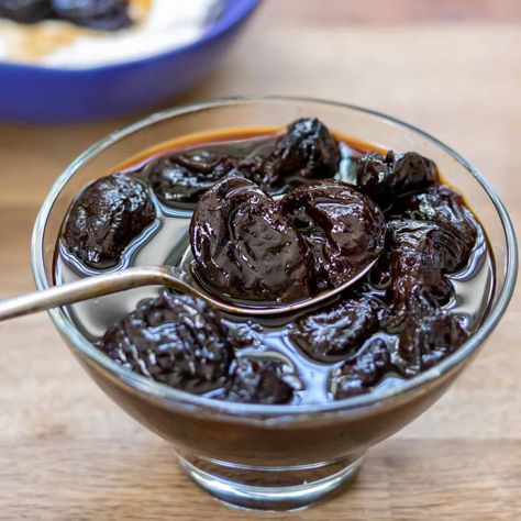 Want more fiber? Try this easy Stewed Prunes recipe! Dried prunes are cooked until plump with a thick, naturally sweet syrup. Tasty with breakfast or as a constipation remedy! Stewed Dried Fruit Recipe, Prunes Dessert, Stocks Markets, Prunes Benefits, Stewed Prunes, Veggie Desserts, Prune Recipes, Yogurt Oatmeal, Dried Prunes