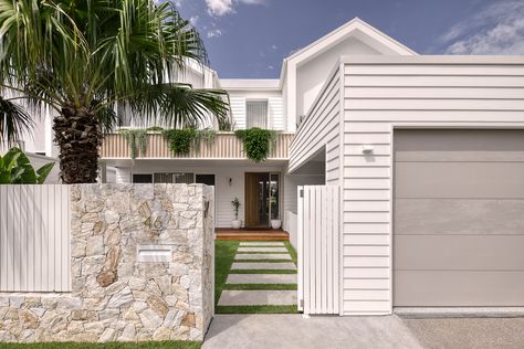 46 Elanora Dr Burleigh Heads - PJH Constructions Front Fence Ideas Australia, Pool Pathway, Modern Coastal Exterior, Beach Bungalow Exterior, House Facades Australia, Coastal Facade, Modern Queenslander, Coastal Home Exterior, Coastal Exterior