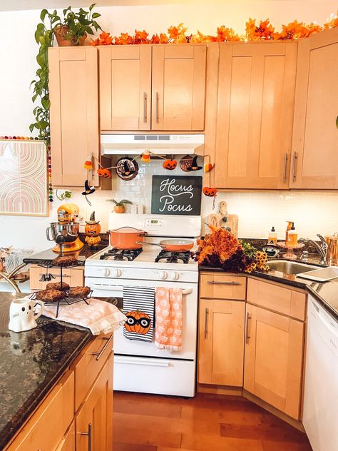 Country Halloween Decor, Fall Apartment Decor, Rental Home Decor, Halloween Kitchen Decor, Vintage Fall Decor, Fall Room Decor, Tv Unit Decor, Fall Kitchen Decor, Cozy Fall Decor