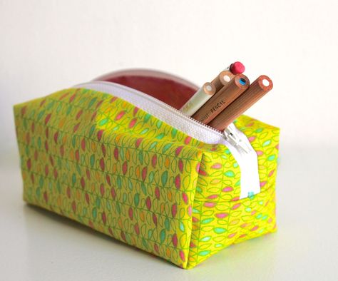 zippered pencil case Pencil Pouch Diy, Pencil Case Sewing, Tips Menjahit, Pencil Case Pattern, Diy Pencil Case, Zipper Pencil Case, Diy Pencil, Cute Pencil Case, Zipper Pouch Tutorial