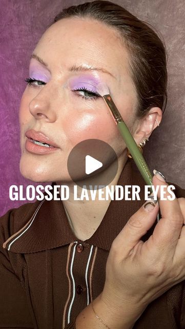 KATIE JANE HUGHES on Instagram: "My fav look I ever did for @rosiehw ❤️Would you wear a glossy lavender eye… also ⭐️ if you made it to the end of this video, I’m proud of your attention span and thank you for your attention!!!   @kjh.brand hyper shine high lite pigment and shine serum  @violette_fr yeux paint in Lilas  @milkmakeup sculpted stick in stoked @hudabeauty easy blur in custard @sephoracollection size up mascara @tower28beauty get set in Palisades pink @spectrumcollections X KJH  #Makeuptutorial #LavenderEyes #EditorialMakeUp #KJHBrand #KJHAcademy #CelebrityMakeUp #FunMakeUp #MakeUpAdvice" Eye Makeup Lavender, Green And Purple Eyeshadow Looks, Size Up Mascara, Lavender Eyes, Katie Jane Hughes, Lavender Makeup, Purple Eyeshadow Looks, Lavender Eye, Makeup Advice