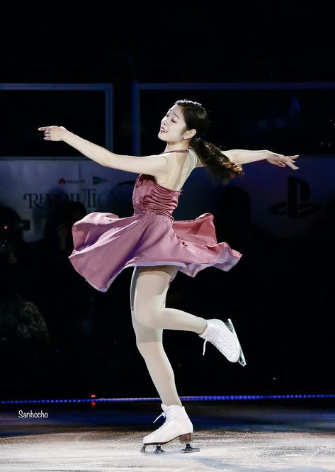 https://flic.kr/p/2dUwjbP | Revolution on ice 2018 / Figure Skating Queen YUNA KIM | twitter.com/Sanhocho Ice Skater Photography, Pose Reference Ice Skating, Ice Skaters Drawing, Ice Skater Pose Reference, Figure Skating Poses Drawing Reference, Ice Skating Pose Reference, Ice Skaters Poses, Ice Skater Reference, Figure Skating Drawing Reference