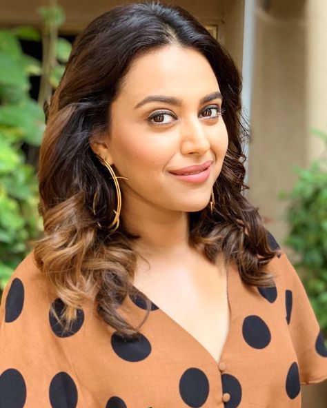 Swara Bhaskar, Queen Images, Bollywood Wedding, Backless Blouse, Juicy Lips, Indian Models, Body Curves, Indian Actress Hot Pics, Silver Screen