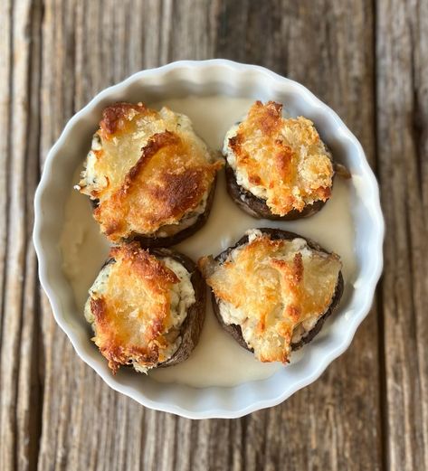 Longhorn Steakhouse White Cheddar Stuffed Mushrooms Recipe (Copycat) Longhorn Stuffed Mushrooms, Longhorn Stuffed Mushrooms Recipe, White Cheddar Stuffed Mushrooms, Longhorn Recipes, White Cheddar Sauce, Baked Stuffed Mushrooms, White Cream Sauce, White Cheese Sauce, Mushroom Appetizers