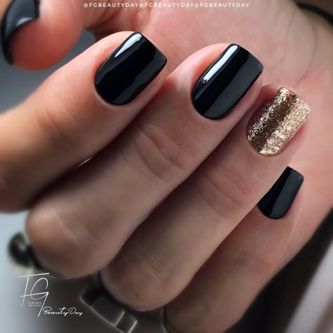 New Years Nails Black Gold, Black And Gold Sparkly Nails, Short Nails Black And Gold, Short Black And Gold Nails, Black With Gold Nails, Black And Gold Short Nails, Black And Gold Nails Short, Black N Gold Nails, Black Gel Nails Short