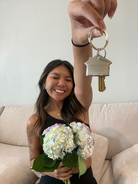 new home | homeowner era | apartment keys | homeowner keys pose Home Keys Aesthetic, Holding Keys To Apartment, New Apartment Aesthetic Keys, New Home Keys, Apartment Keys, First Home Pictures, House Owner, 2024 Moodboard, Wishlist 2024