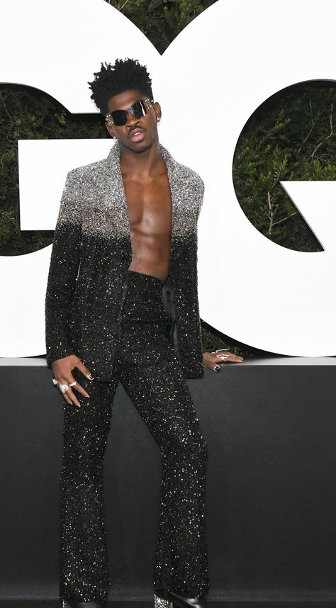 Lil Nas X Red Carpet, Glitter Suits For Men, Best Red Carpet Looks Men, Red Carpet Outfit Ideas Men, Mens Fashion Red Carpet, Mens Stage Outfits, Mens Glitter Outfit, Men Sequin Outfit, Glitter Men Outfit