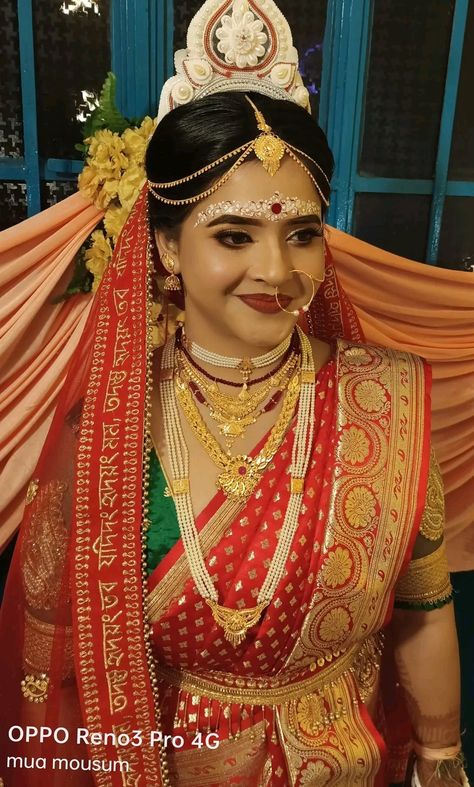 Newly Wed Indian Bride Look, Indian Bride Look, Holi Girls, Simple Bridal Jewelry, Doctor Quotes, Bengali Bridal Makeup, Bride Photos Poses, Bride Photos, Indian Bridal Photos