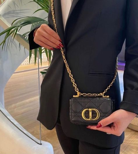 Dior Sling Bag, Dior Micro Bag, Dior Bag Outfit, Dior Crossbody Bag, Dior Caro, Classy Purses, Street Style Bags, Micro Bag, Luxury Girl