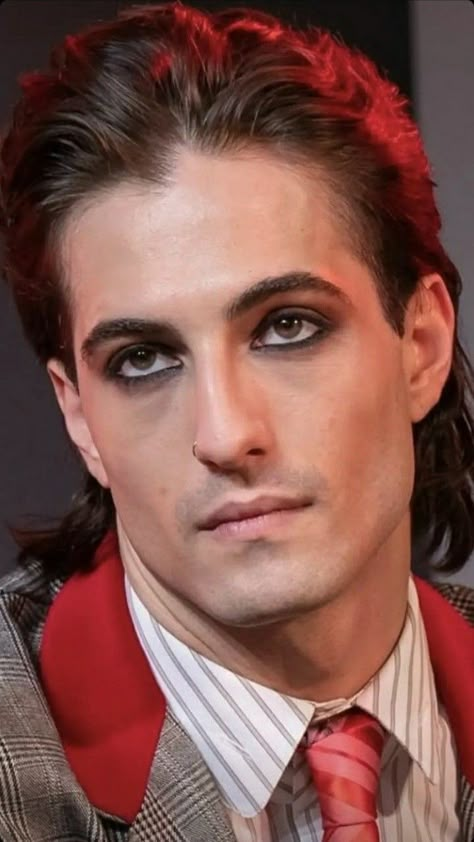 80s Rockstar Makeup Men, Rocker Makeup Men, Damiano David Eyeliner, Male Stage Makeup, Punk Eyeliner Men, Vampire Man Makeup, Guys Wearing Eyeliner, Eyeliner On Men, Guy Eyeliner