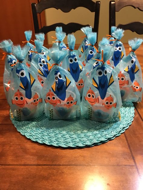 Nemo Dory birthday party favors play-doh Finding Dory Birthday Party Food, Nemo Baby Shower, Finding Dory Birthday Party, Finding Dory Party, Dory Birthday Party, Finding Dory Birthday, Finding Nemo Party, Dory Party, Dory Birthday