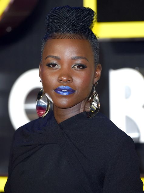 Blue Lipstick Makeup, Celebrity Makeup Tutorials, Blue Lipstick, Metallic Lips, Bold Lipstick, Makeup Advice, Blue Lips, Lupita Nyong'o, Bold Lips