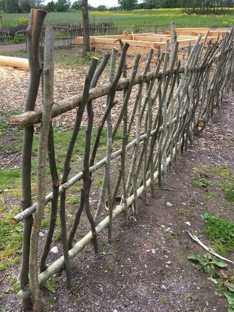 Fence Made From Branches, Natural Garden Fences, Garden Fence From Sticks, Chicken Wire Fencing, Fence From Branches, Fence Out Of Sticks, Twig Fence Diy, Diy Stick Fence, Diy Wattle Fencing