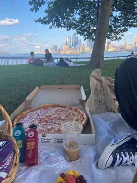 Nyc Summer Aesthetic, Summer Activities Aesthetic, Pizza New York, Summer Pizza, Activities Aesthetic, Nyc Pizza, Pizza Date, Summer In Nyc, Park Picnic