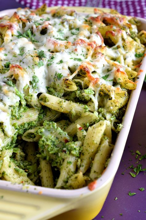 Pesto And Mozzarella, Pesto Pasta Bake, Baked Penne Pasta, Pasta With Broccoli, Broccoli Pasta Bake, Mozzarella Pasta, Broccoli Pesto, Pasta Noodle Recipe, Rigatoni Pasta