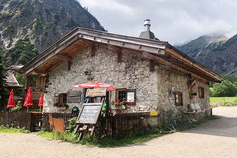 Niets is fijner dan na een flinke wandeling bij te komen in een gezellige berghut. Voor een verdiende heerlijke lunch of misschien blijf je er zelfs wel slapen. En als je dan eenmaal in de hut bent, dan komen er altijd van die zinnen uit jouw of iemand anders z’n mond die erg herkenbaar zijn. #berghut #bergen #herkenbaar Cabin, Entertainment, House Styles, Home Decor, Home Décor, Bergen