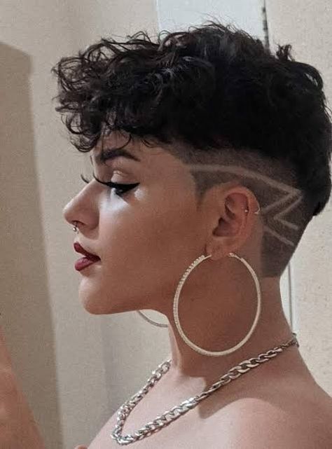 Mid Fade Women, Short Hairstyle Women With Undercut, Short Hair For Thick Hair, Side Shaved Hair, Queer Hair, Undercut Hair Designs, Short Hair Designs, Androgynous Hair, Shaved Hair Designs