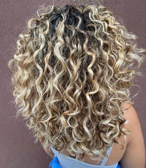 Rezo Cut Curly Hair Before And After, Blonde Curly Hair With Lowlights, Blonde Balayage Curly Hair Natural Curls, Small Curls Hairstyles, Rezo Cut Curly Hair Long, Soft Wave Perm, Rezo Haircut, Blonde Hair Low Lights, Best Hair Cuts For Curly Hair