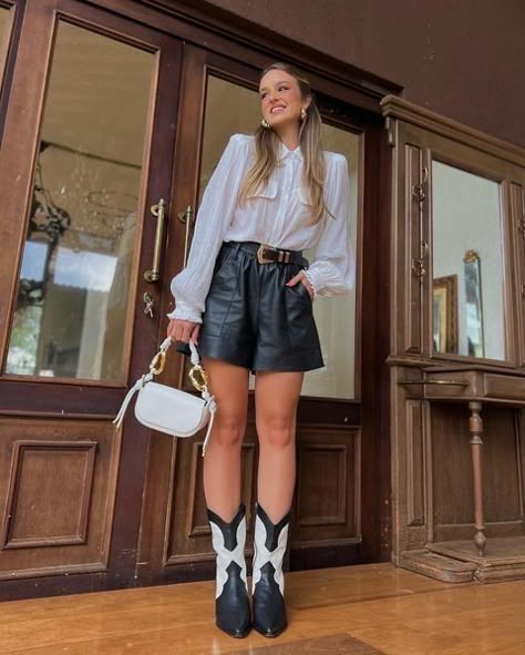 Leather Pants Style, Outfit Vaquero, Bota Western, Western Boots Outfit, Outfit Botas, Cowgirl Style Outfits, White Cowboy Boots, Black Leather Shorts, Looks Country