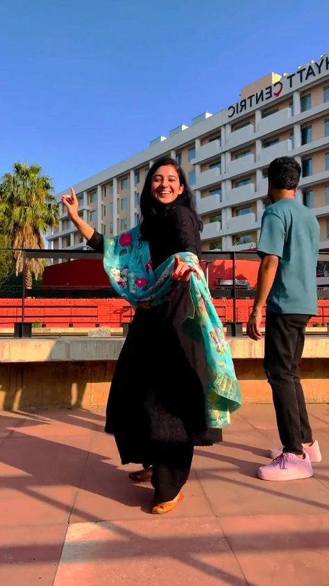 Punjabi Dance Videos, Punjab Dance, Punjabi Dance, College Dance, Bhangra Dance, Contemporary Dance Videos, Simple Dance, Wedding Dance Songs, Dance Playlist