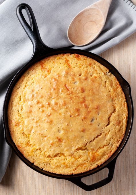 What to Eat with Cornbread Picture What To Eat With Cornbread, Easy Skillet Cornbread, Cornmeal Cornbread, Skillet Cornbread Recipe, Taco Pizza Recipe, Old Fashioned Cornbread, Southern Cornbread Recipe, Perfect Thanksgiving Dinner, Salisbury Steaks