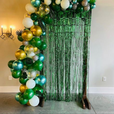 Jungle Balloon Arch, Green Balloon Arch, Safari Balloon, Jungle Balloons, Photowall Ideas, Balloon Arch Kit, Jungle Theme Birthday, Green Jungle, Wild One Birthday Party