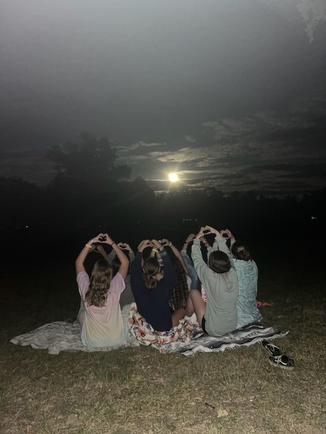 summer camp // star gazing // summer // moon // friends Star Gazing With Friends, Star Gazing Aesthetic, Cottage Weekend, Moon Watching, Star Watching, Star Gaze, Summer Moon, Summer List, Moon Gazing