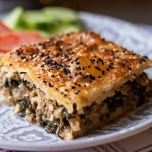 Phyllo Meat and Spinach Pie (Egyptian Goulash) - Cooking Gorgeous Phyllo Meat Pie, Egyptian Goulash, Spinach Filling, Iftar Recipes, Spinach Pie, Goulash Recipes, Egyptian Food, Phyllo Dough, Spicy Beef