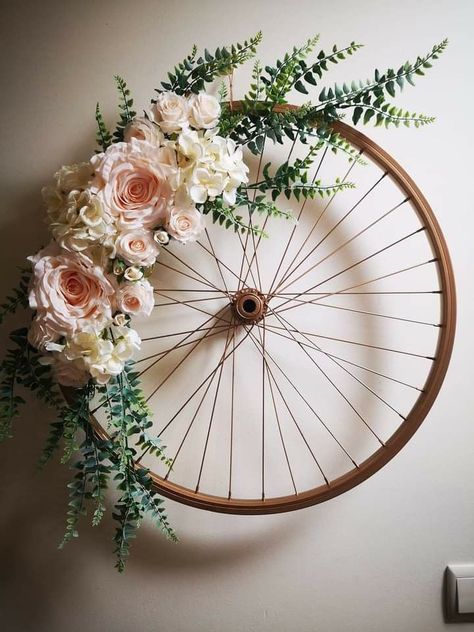 Wheel Wreath Ideas, Bicycle Rim Wreath, Bicycle Wheel Decor, Bicycle Wheel Wreath, Wheel Crafts, Wheel Wreath, Bike Wedding, Wheel Craft, Crafty Decor