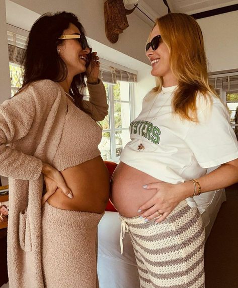 Pregnant Best Friends Aesthetic, Besties Pregnant Together, Bestie Pregnancy Photos, Best Friends Pregnant Together, Best Friend Pregnancy Pictures, Sisters Pregnant Together, Sister Pregnancy Photos, Pregnant Besties, Friends Pregnant Together