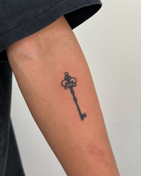 rena 姜 on Instagram: "key for jonny 🗝️ #handpoked at @eastcoast.socialclub #nyctattoo #brooklyntattoo" Keys Tattoo, Brooklyn Tattoo, Nyc Tattoo, Key Tattoos, Key Tattoo, Tatting, Key, Tattoos, On Instagram