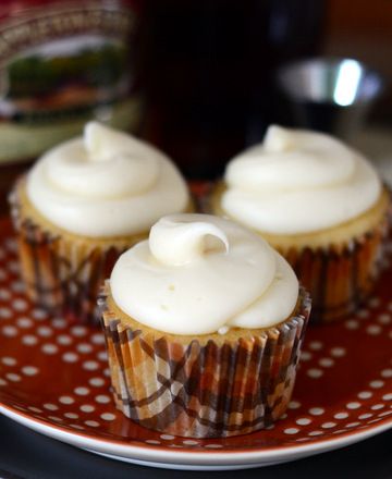 Rum and Vanilla Cupcakes with Rum-Spiked Cream Cheese Frosting - Baking Bites Rum Cake Cupcakes, Event Drinks, Alcohol Desserts, Boozy Cupcakes Recipes, Cupcake Desserts, Alcoholic Cupcakes, Rum Cupcakes, Boozy Baking, Infused Cupcakes