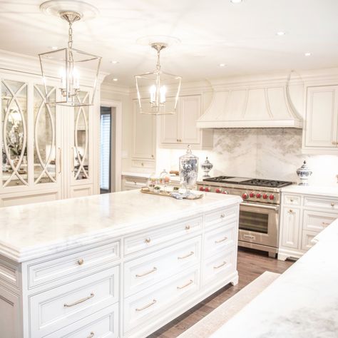 Classic Kitchen Design Ideas, Mirrored Kitchen Cabinet, Covered Refrigerator, Paint Colors Kitchen, White Kitchen Traditional, Kitchen Hood Design, Traditional Kitchen Cabinets, Antique White Kitchen, Hamptons Kitchen