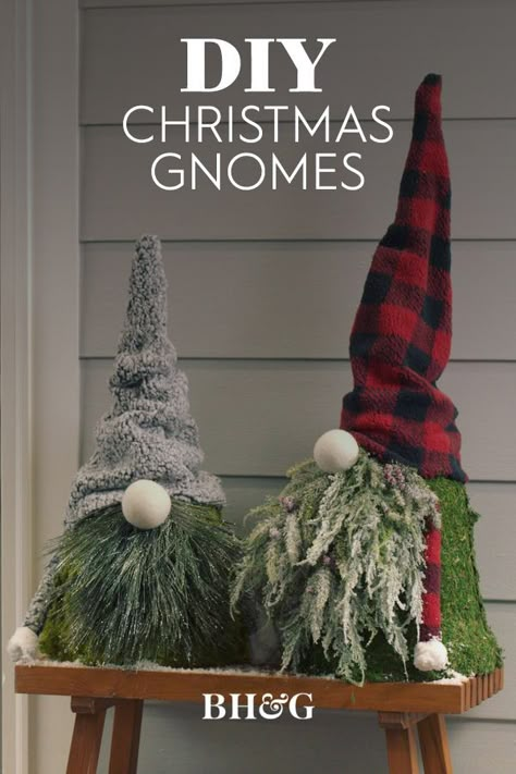 Christmas Knomes, Diy Holiday Crafts, Gardening Crafts, Christmas Pots, Christmas Craft Kit, Christmas Front Porch, Christmas Porch Decor, Christmas Greenery, Christmas Garden