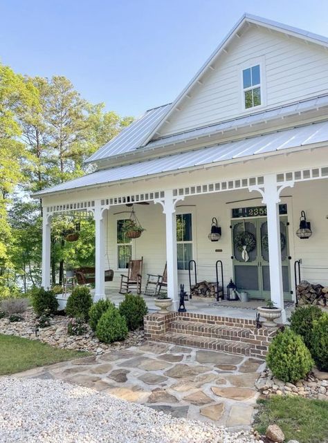 White Farmhouse Exterior, Southern Porches, Dream Life House, Victorian Farmhouse, Cottage Exterior, Farmhouse Exterior, Southern Home, Farmhouse Plans, House Goals