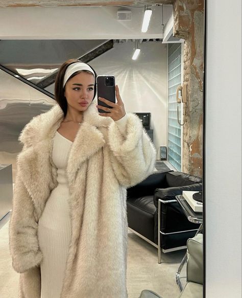 Cream Fur Coat Outfit, Fuzzy Hat Outfit, Cheetah Fur Coat, White Fur Coat Outfit, Teddy Outfit, Winter Vacation Outfits, Mantel Outfit, Apres Ski Outfits, Fur Coat Outfit