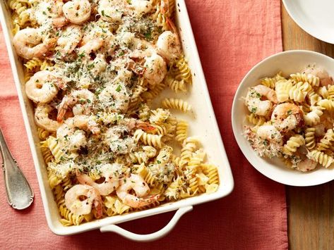 Recipe of the Day: Alfredo Shrimp Scampi Dump Dinner | Just dump a box of pasta, a bag of shrimp and a few other pantry staples into a dish, then bake. Right before serving, stir in the heavy cream and top with grated cheese and fresh parsley for a rich and creamy weeknight dinner in a flash. Shrimp And Pasta, Pasta With Shrimp, Dump Dinners, Easy Comfort Food, Shrimp Dishes, Shrimp Scampi, Shrimp Pasta, Seafood Dishes, Dinner Recipe