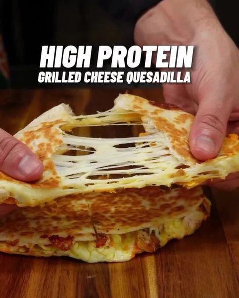 High Protein Hub on Instagram: "55g of Protein PER SANDWICH!!.💪 High Protein Grilled Cheese Quesadilla!🧀 ONLY 437 Calories! 🤤  By @panaceapalm  Follow to not miss out on these 🔥 Check out the 100+ Recipe High Protein Cookbooks! (link in bio)👨🏽‍🍳📕  Serves 1 🍽️  Calories & Macros Per Sandwich: 437 calories 55g P 6g C 18g F  Ingredients ✅ - 1 low calorie tortilla (brand: Carbzone 110 cal tortillas) - 80g (1 small) cooked seasoned chicken breast I used paprika, garlic powder, salt and pepper - 40g low fat red cheddar (brand: eat lean) - 40g grated mozzarella (for even less cals - use low fat mozzarella if you can find it)  Check Out The High Protein Cookbooks for 100+ Recipes just like this one! (link in bio)👨🏽‍🍳📕  🏷️: #highprotein #grilledcheese #quesadilla #lowcalorie #highprot Protein Grilled Cheese, Low Calorie Tortilla, Seasoned Chicken Breast, Clean Eating Chicken Recipes, Low Calorie Chicken, Cheese Brands, Healthy Grilling Recipes, Cheese Quesadilla, Weight Watchers Chicken Recipes