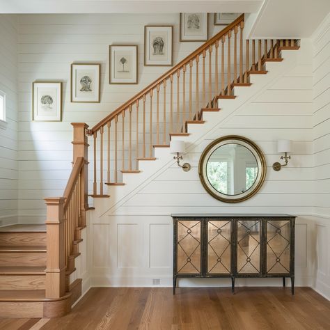 Corner Staircase Ideas💖💖💖 Front Entry Staircase, Staircase L Shape, Brick Stairwell Interior, Cape Staircase Ideas, Cottage Style Staircase, Corner Staircase Decor, Change Staircase Layout, Compact Staircase Ideas, Pictures Going Up Staircase