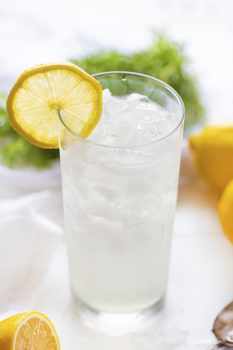 Homemade Lemonade with the perfect amount of Vodka is the best way to beat the heat this summer! This Vodka Lemonade is going to be your new favorite! #vodkalemonade #cocktail #drinks #adultdrinks #lemonade #vodkawithhomemadelemonade #easydrinks #easysummerdrink #iambaker Vodka Lemon, Vodka Ice, Homemade Lemonade Recipes, Lemon Cocktail, Lemon Vodka, Vodka Lemonade, Lemonade Cocktail, I Am Baker, Lemon Drink