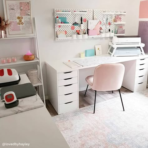 Ikea Cricut Craft Room, Cricut Office Space Home Office, Cricut Home Office Ideas, Cricut Home Office, Ikea Cricut Storage, Cricut Craft Room Small Space, Cricut Desk Ideas, Cricut Office Space, Ikea Cricut